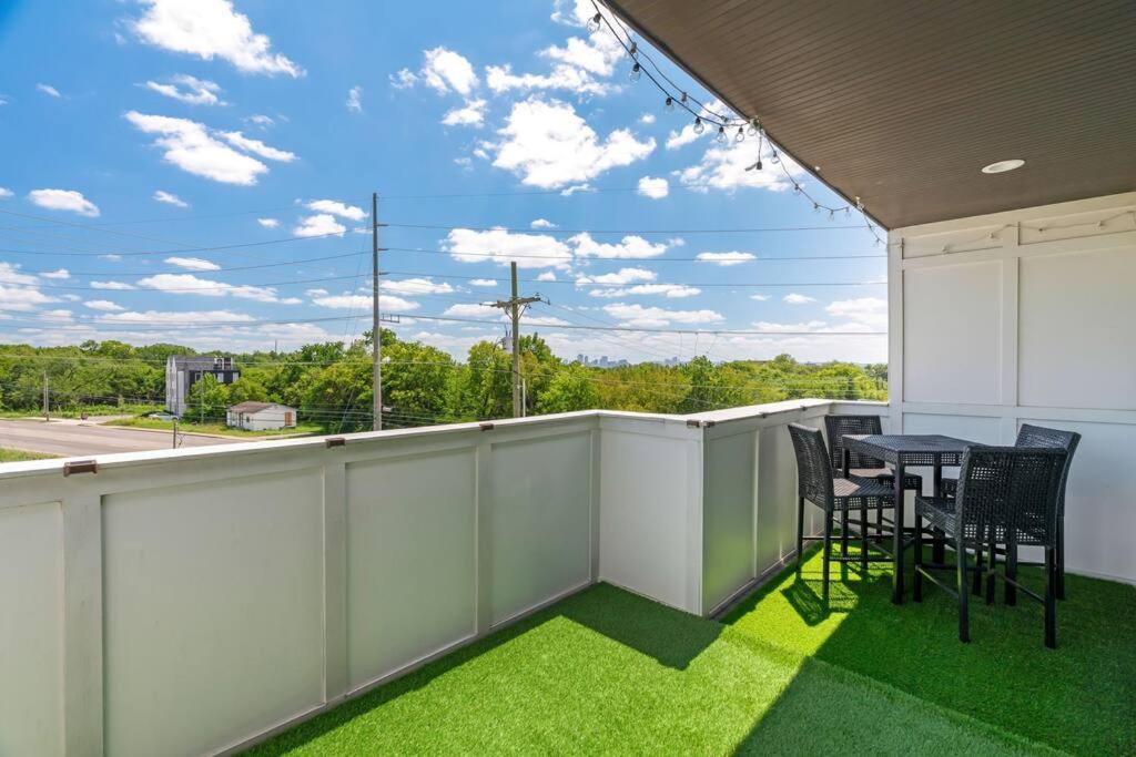 King Bed, Balcony, Covered Patio & Firepit! 8 Minutes From Broadway Нашвілл Екстер'єр фото