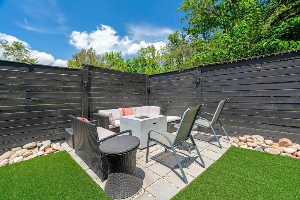 King Bed, Balcony, Covered Patio & Firepit! 8 Minutes From Broadway Нашвілл Екстер'єр фото