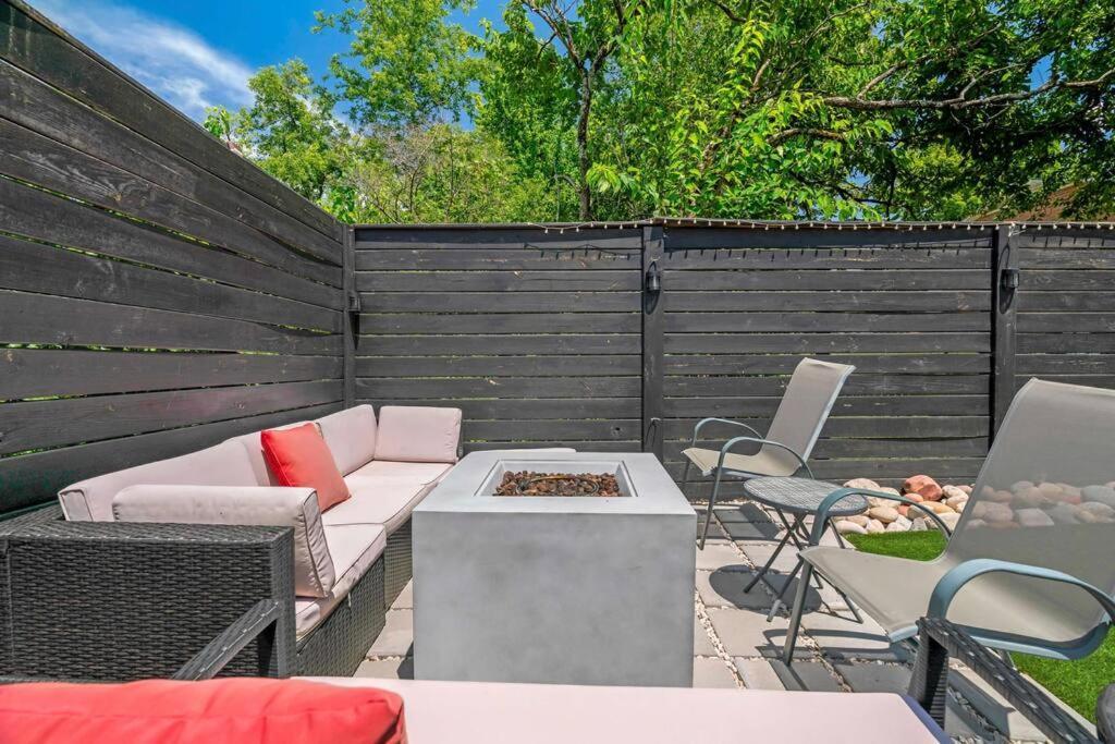 King Bed, Balcony, Covered Patio & Firepit! 8 Minutes From Broadway Нашвілл Екстер'єр фото